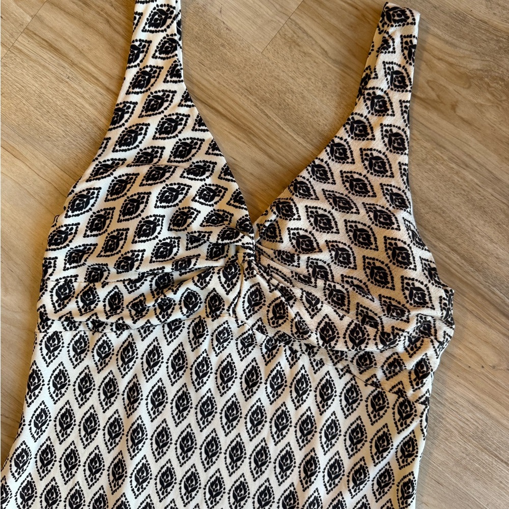 Chic Patterned Midi Dress - Picture 2 of 5